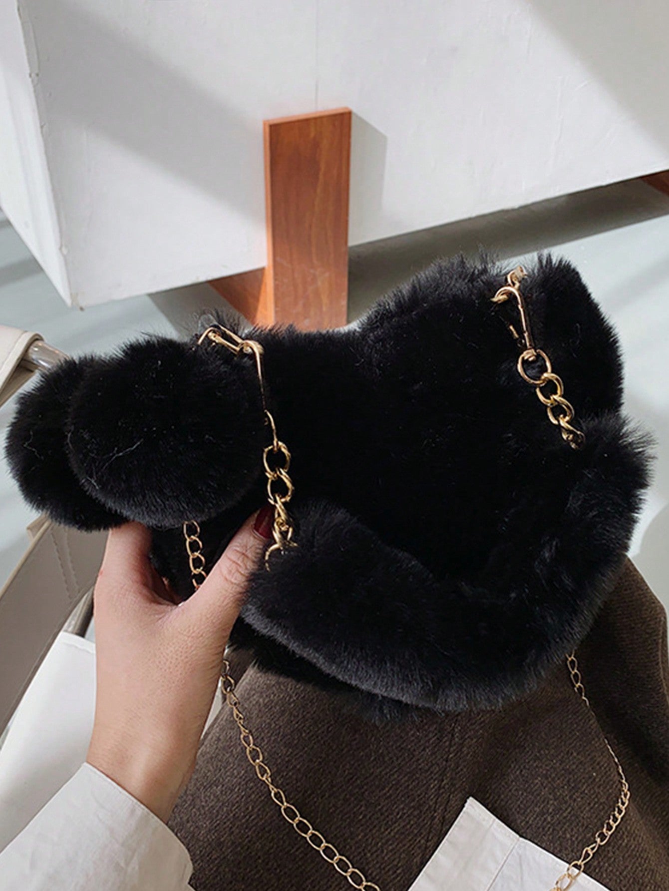 Furry Purse for Girls Heart Shaped Fluffy Handbag for Women Soft Small Shoulder Bag Clutch Purse with Metal Chain Strap, Perfect Best Funny Novelty & Gag Gifts, New Autumn and Winter Women Bag, Best Fall Purse, Perfect Valentine'S Day Gift for Her, Best Valentine'S Gift Choice Ever Valentines, Heart Purse, Perfectly Match with Valentine Day Dress, Perfectly Matching with Fall Outfits Women, New Arrvial Fur Bag for Women